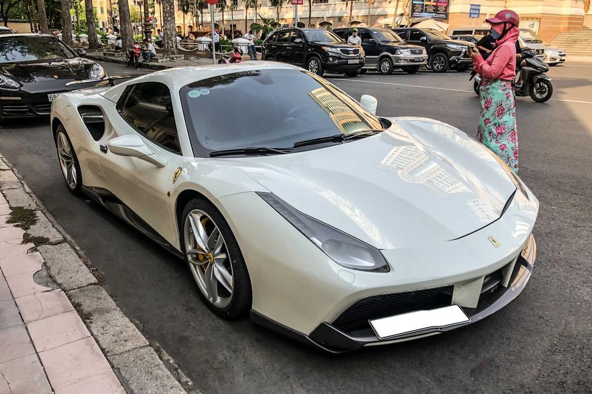 Nắp động cơ xe Ferrari 488 Spider