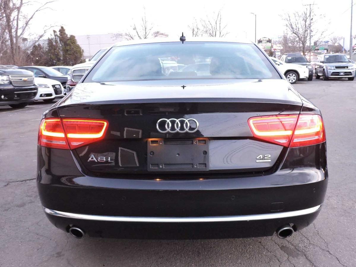 Audi A8L 2011 sở hữu động cơ 3.0 TFSI V6 tăng áp phun xăng trực tiếp, cho công suất tối đa 290 mã lực