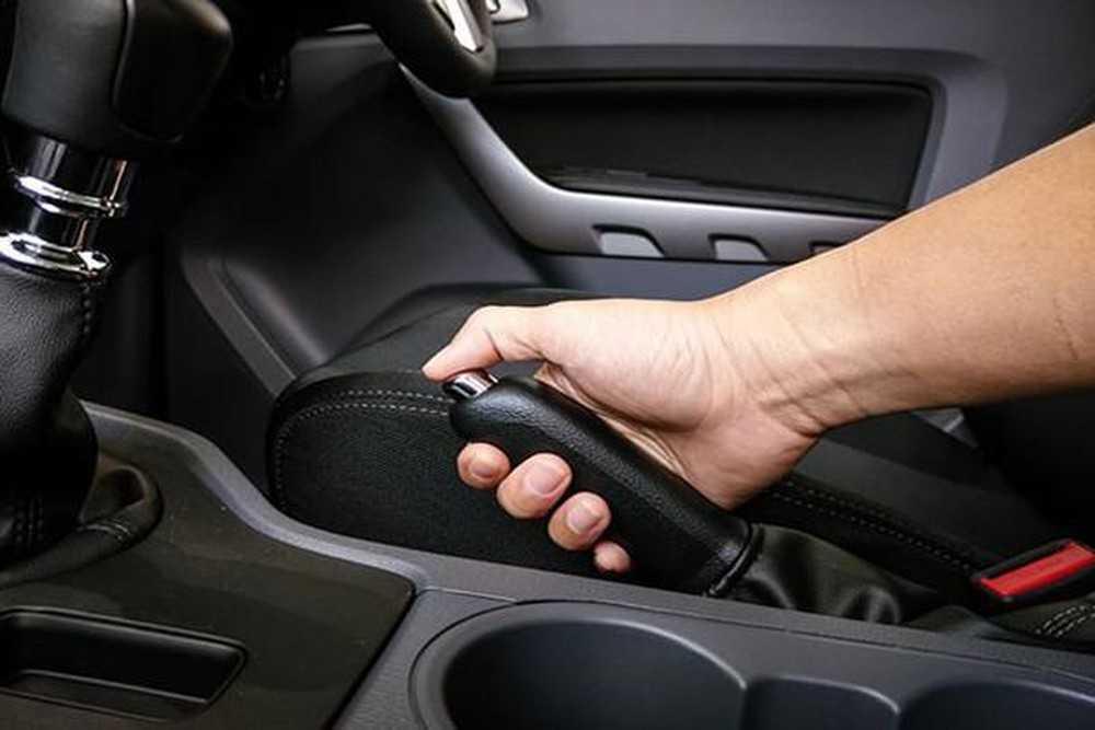 Kéo phanh tay sau khi về số P