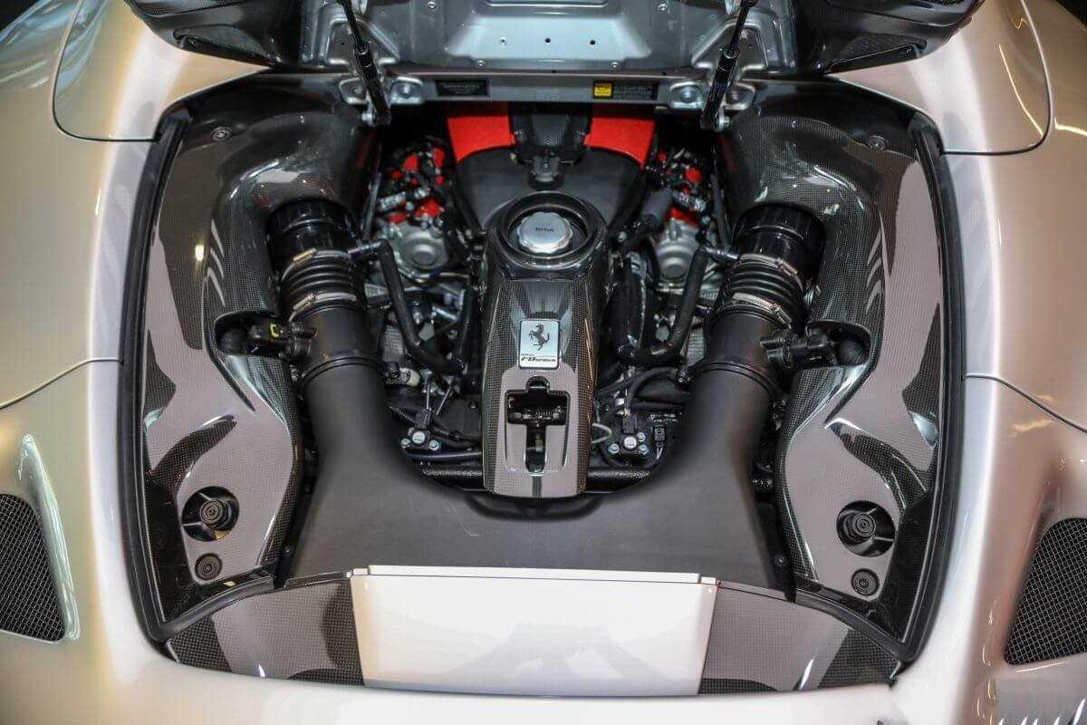 Nắp khoang động cơ bị thu nhỏ lại nhường chỗ cho phần mui khi mở.