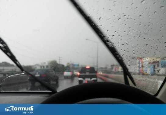 Kinh nghiệm lái xe an toàn mùa mưa bão