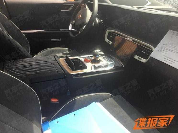 Cabin Hongqi E115 sử dụng kết cấu 3 màn hình gồm bảng đồng hồ kỹ thuật số, màn cảm ứng giải trí trung tâm cỡ lớn và màn điều khiển hệ thống điều hòa.