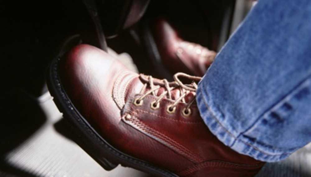 Rà phanh liên tục khiến xe mất phanh, lao tự do trên đèo và gây tai nạn