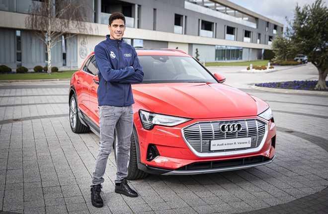 Chỉ duy nhất hậu vệ người Pháp - Raphael Varane chọn chiếc SUV chạy điện Audi E-Tron