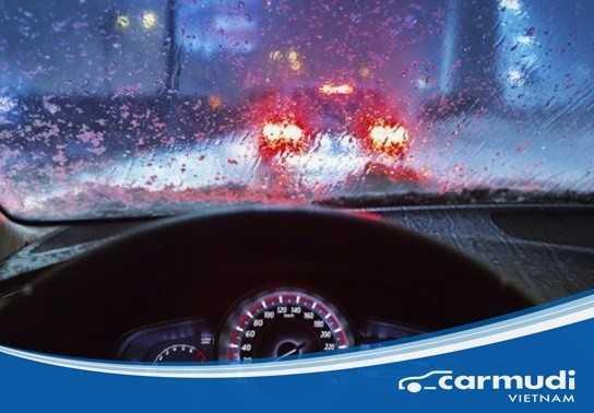 7 lưu ý tuyệt đối không được quên khi đi dưới mưa bão