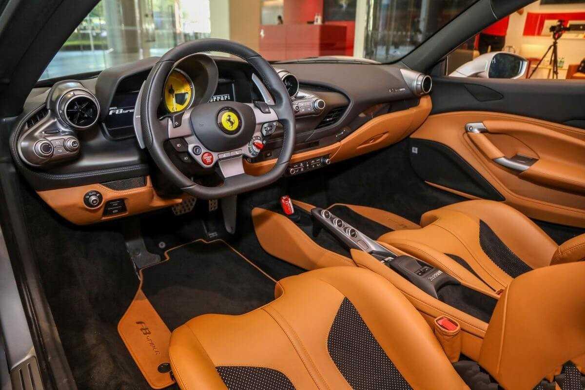 Nội thất chiếc Ferrari F8 Spider vừa ra mắt tại Malaysia.