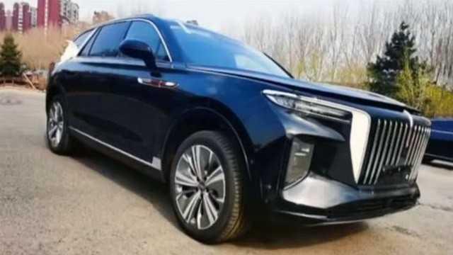 Tâm điểm ngoại thất E115 chắc chắn là tản nhiệt khổng lồ.