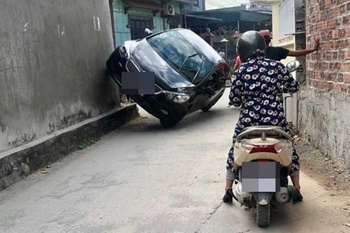 canh xe chuẩn trong ngõ hẹp