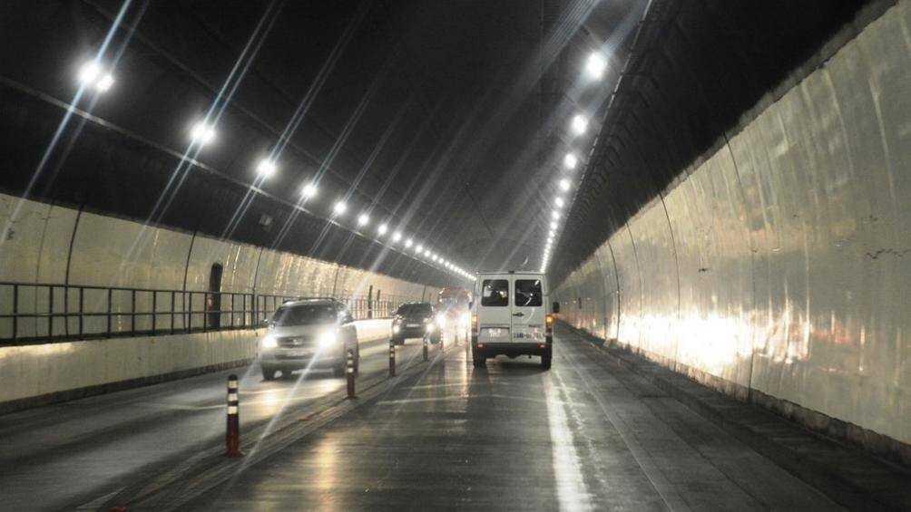 4 điều cần chú ý khi lái ô tô trong hầm đường bộ4 điều cần chú ý khi lái ô tô trong hầm đường bộ - Ảnh 1