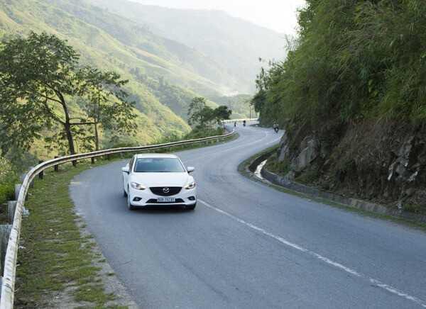 Lưu ý đến những đường kẻ màu trắng bên lề đường