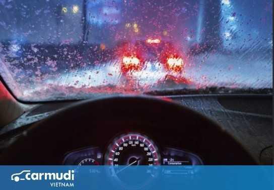 Làm thế nào để lái xe an toàn khi trời mưa?