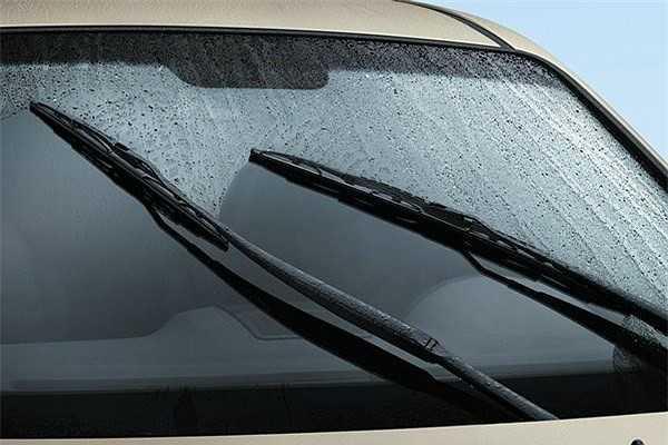 Những cơn mưa rào bất chợt của mùa hè có thể ập xuống bất cứ lúc nào và cần gạt nước chính là bộ phận phải hoạt động trong trường hợp đó