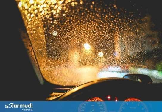 Bí quyết lái ô tô trên đường mưa mà không lo trơn trượt?