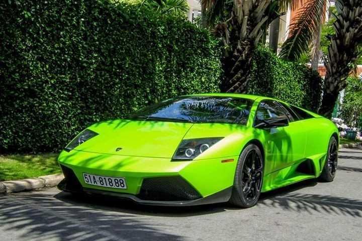 Những chiếc Lamborghini Murcielago LP640-4 đang lăn bánh trong nước.