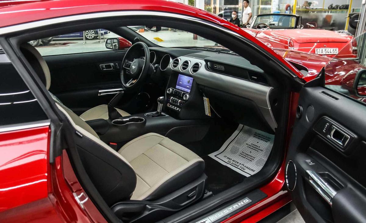 Logo Ford Mustang xuất hiện ở bệ cửa 2 bên.