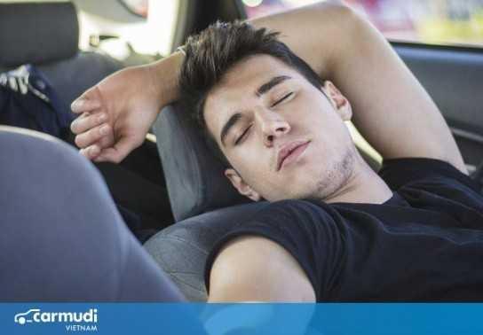 Ngủ quên trên ô tô đóng kín và nguy cơ tử vong