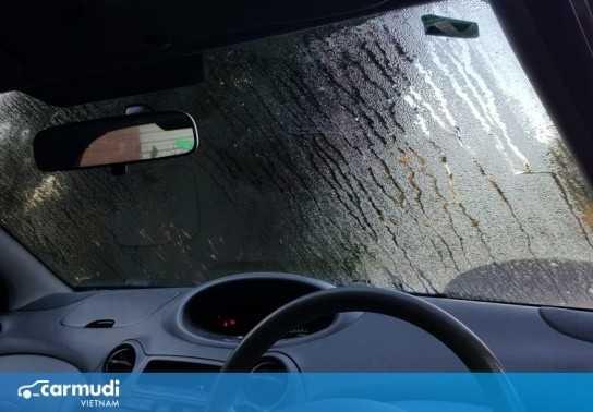 Mẹo đảm bảo kính lái ô tô không bị mờ khi trời mưa