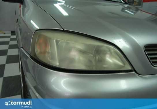 Không cần đến gara đèn ô tô vẫn hết ố vàng