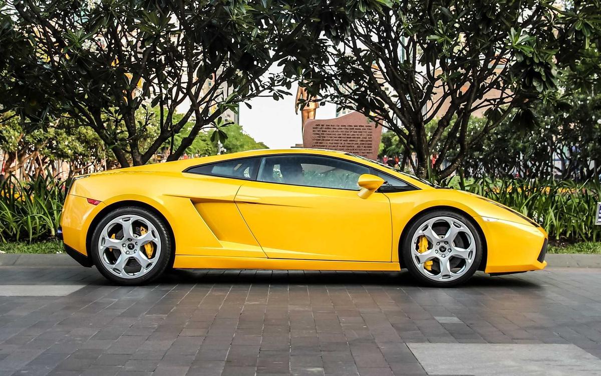 Bộ tứ siêu xe và xe thể thao cực ngầu xuống phố dịp nghỉ lễ