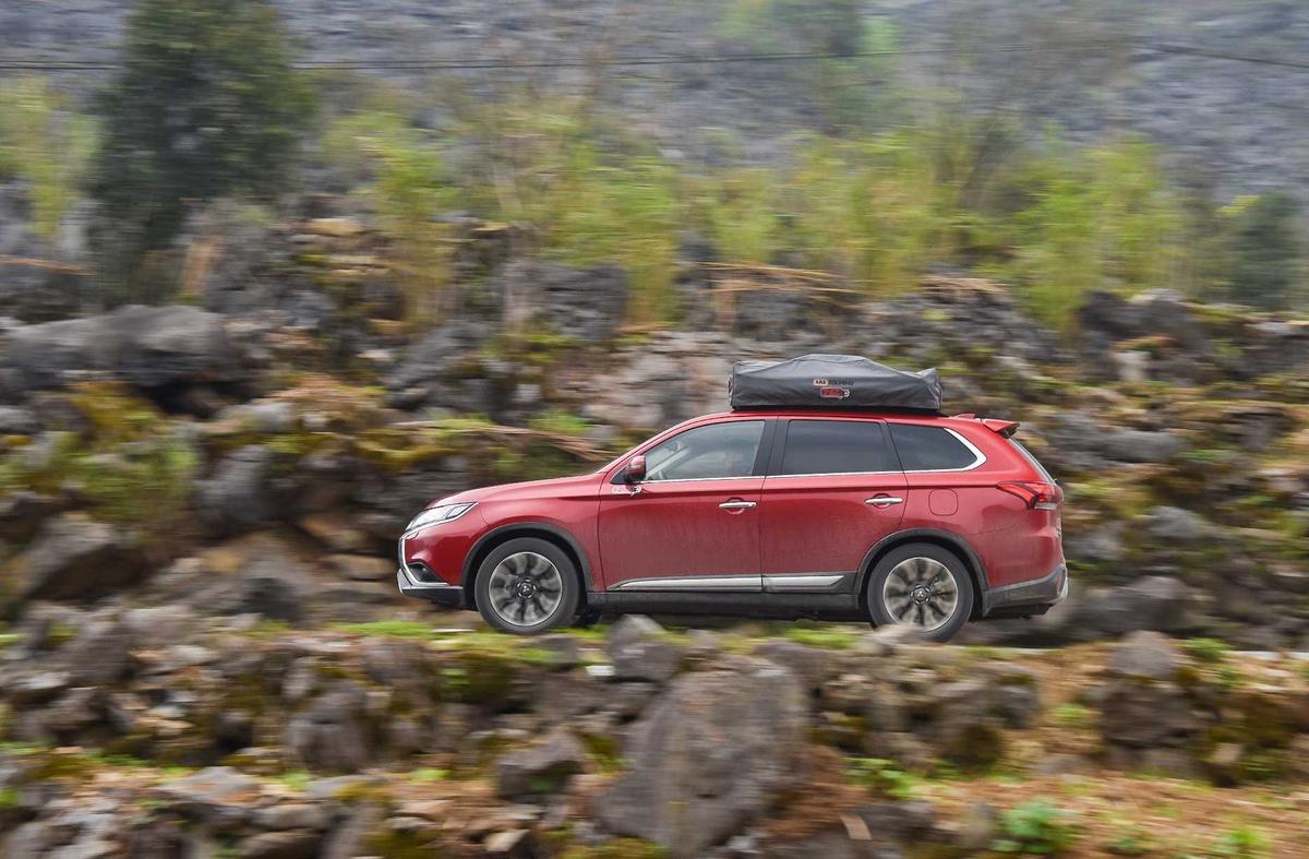 Mitsubishi Outlander 2020 cũng sở hữu cửa sổ trời.