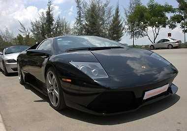 Những chiếc Lamborghini Murcielago LP640-4 đang lăn bánh trong nước.