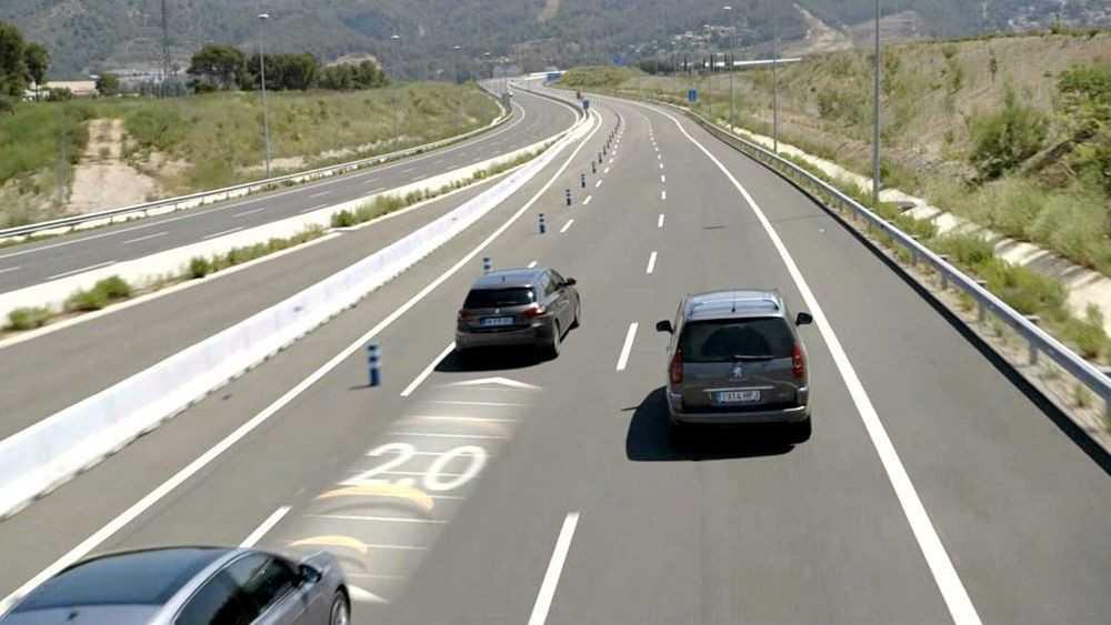 Adaptive Cruise Control giúp xe duy trì khoảng cách với xe trước.