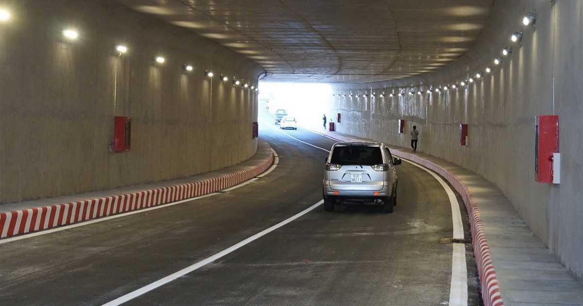 Bật đèn xe chiếu gần