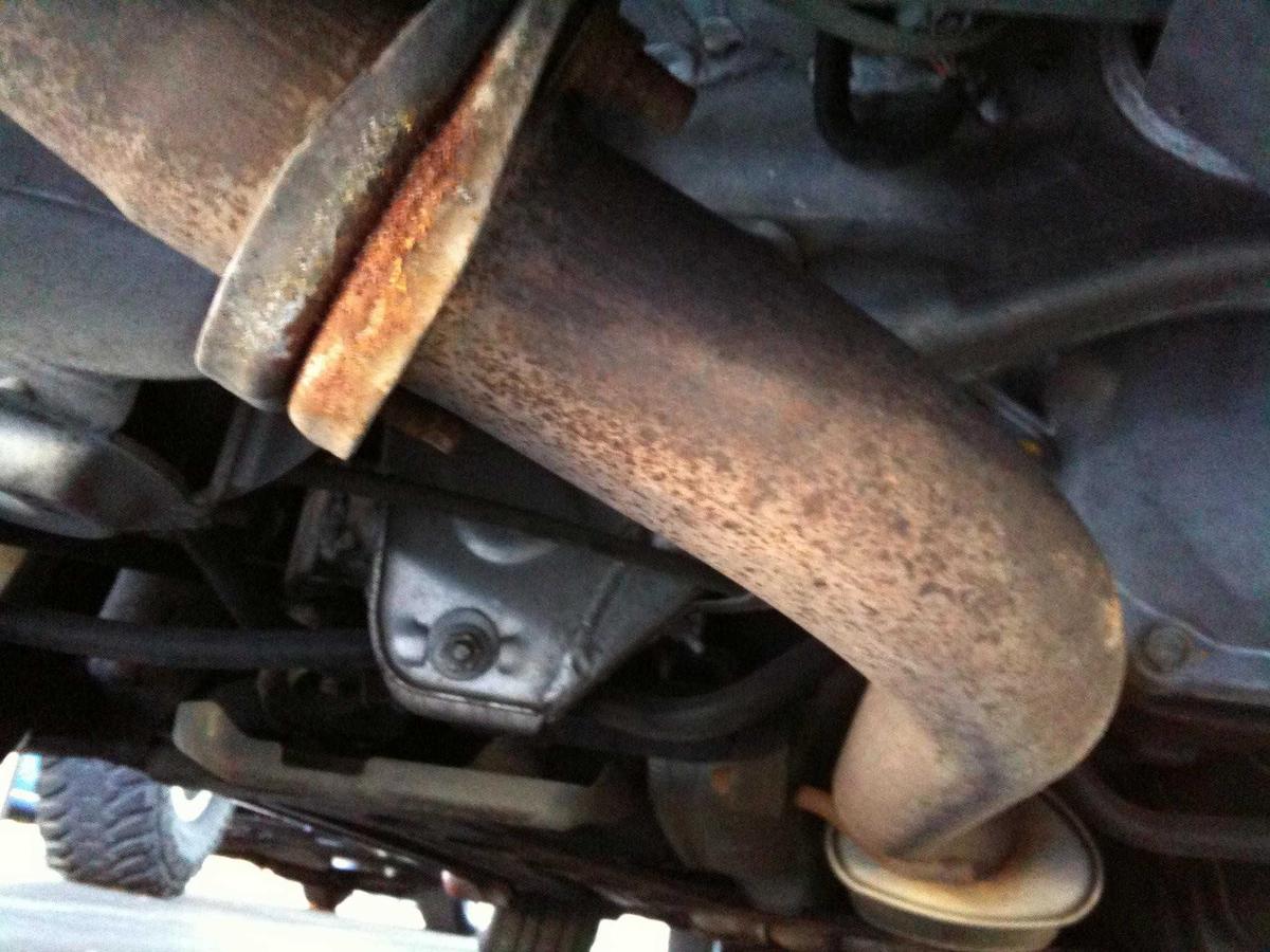 Cụm ống dẫn khí thải móp méo dẫn tới tắc đường thoát khí