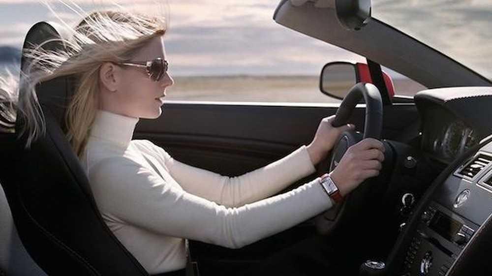 Phụ nữ lái xe