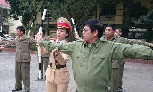 CSGT hướng dẫn Công an xã điều tiết, phân luồng giao thông