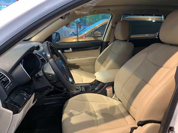 xe được bố trí không gian nội thất rộng rãi