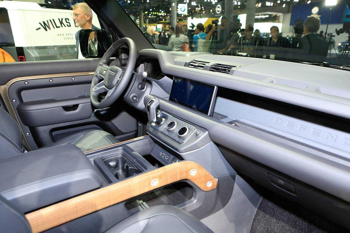 Khoang lái của Land Rover Defender 2020
