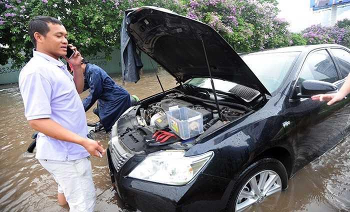 kiểm tra xe cũ bị đâm đụng, ngập nước