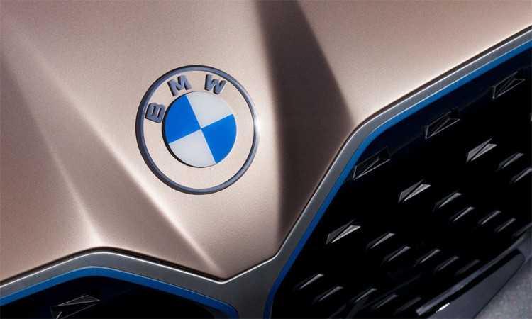 Logo xe ô tô BMW mang hàm ý đơn thuần màu cờ sắc áo.