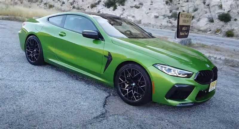 chiếc M8 Competition màu xanh lá cây lăn bánh trên hẻm núi