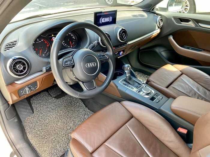 Bên trong được trang bị nội thất bọc da màu nâu có chất lượng tốt