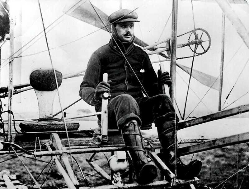 Ông là người Anh thứ hai được cấp bằng phi công.