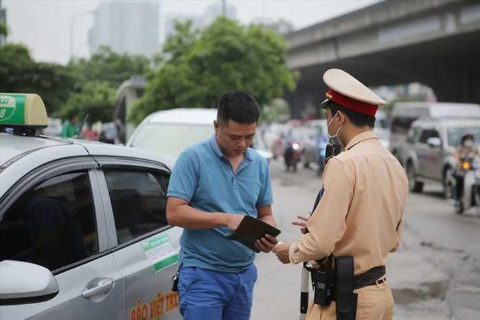 Ai có quyền dừng xe kiểm tra giấy tờ?