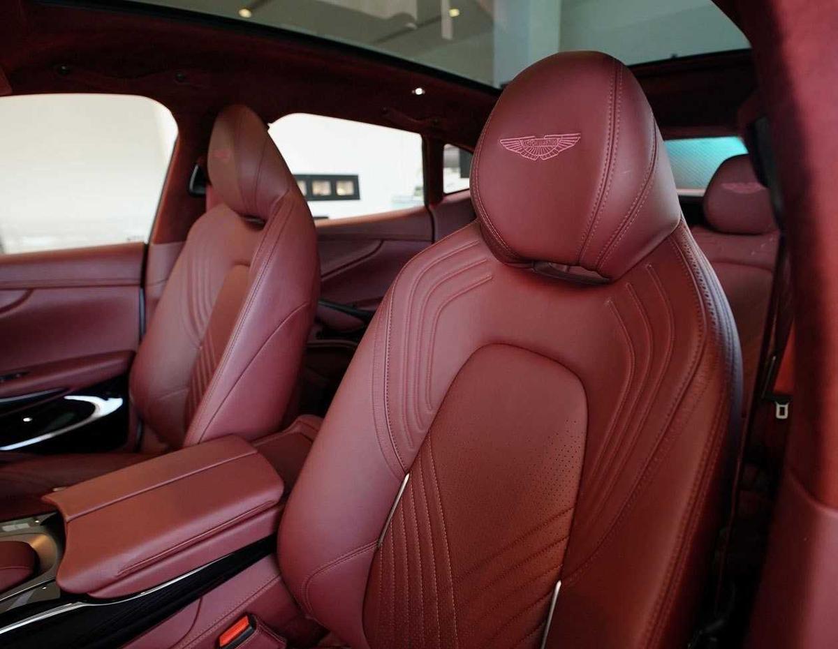 Nội thất Aston Martin DBX