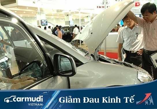 Đối nghịch việc Chính phủ giảm phí trước bạ, các doanh nghiệp tăng giá