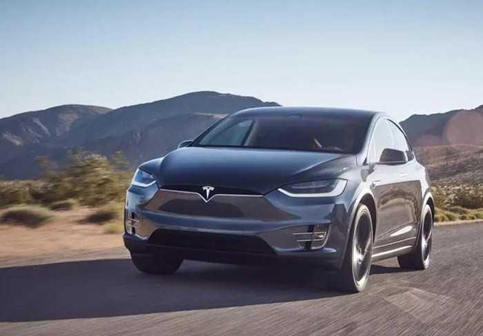 Hiện Tesla vẫn còn một số cửa hàng như trên, nhưng đã giảm số lượng đáng kể.