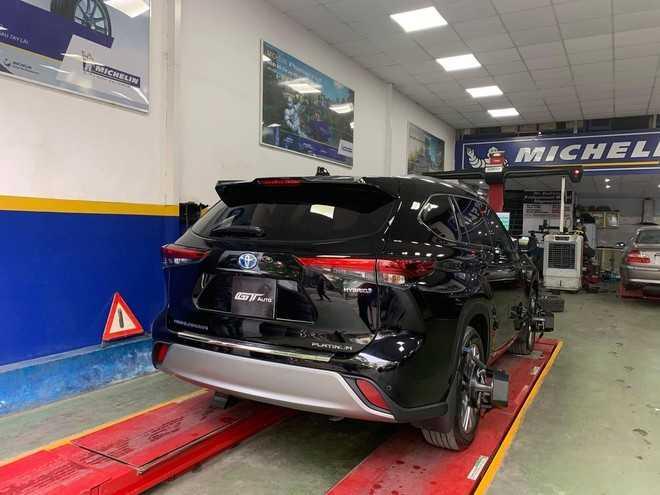 logo màu xanh của Highlander bản Hybrid Platinum 2020 