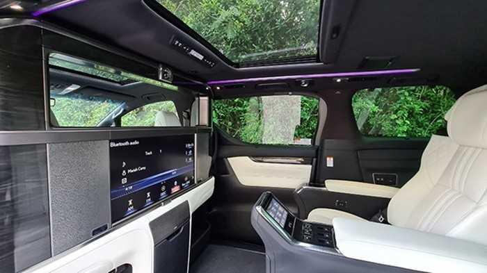 Khoang nội thất Lexus LM300h