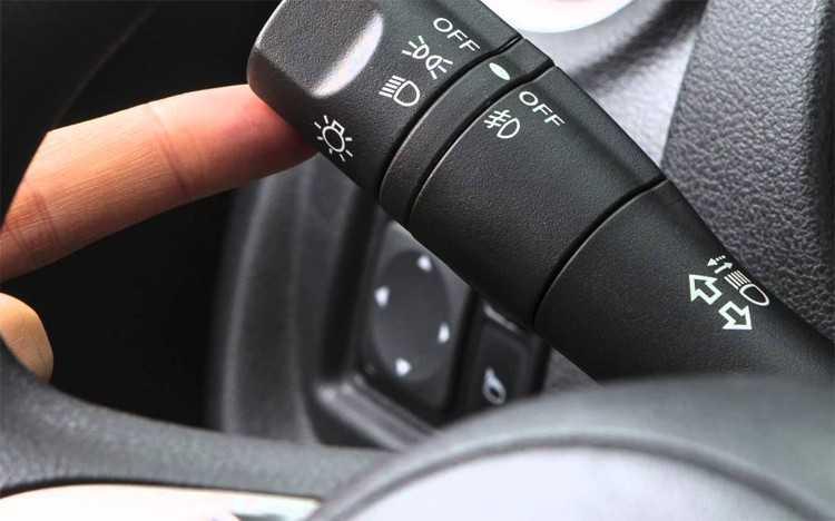 Chuyển làn đường phải có tín hiệu báo trước