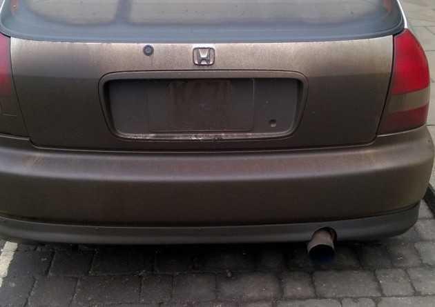 Xe quá bẩn khiến che lấp biển số xe 