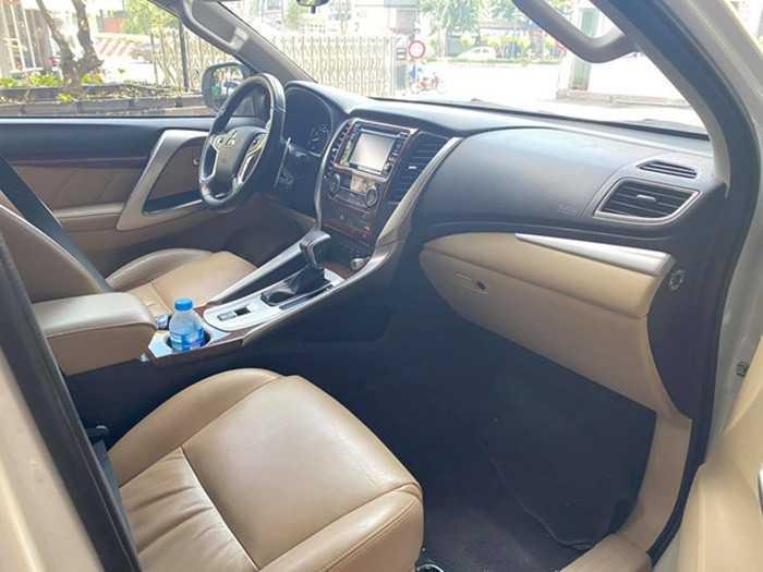 Chất liệu da cao cấp cùng với các chi tiết ốp vân gỗ và mạ crôm được kết hợp hài hòa