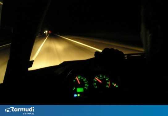 Phải làm gì khi lái xe không có đèn đường?