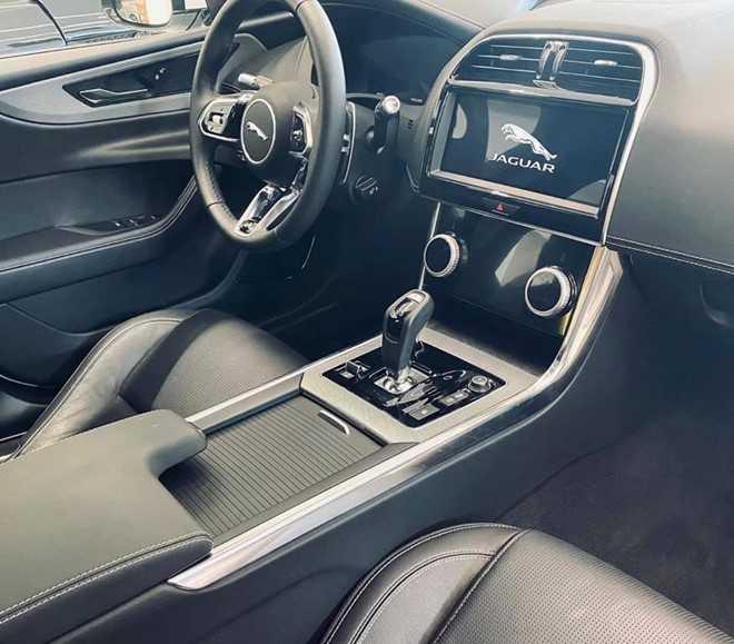 Nội thất nhiều điểm có thiết kế tương đồng với người anh em Land Rover