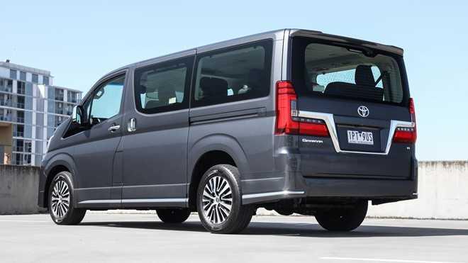 Toyota Hiace có giá bán hơn 3 tỉ đồng