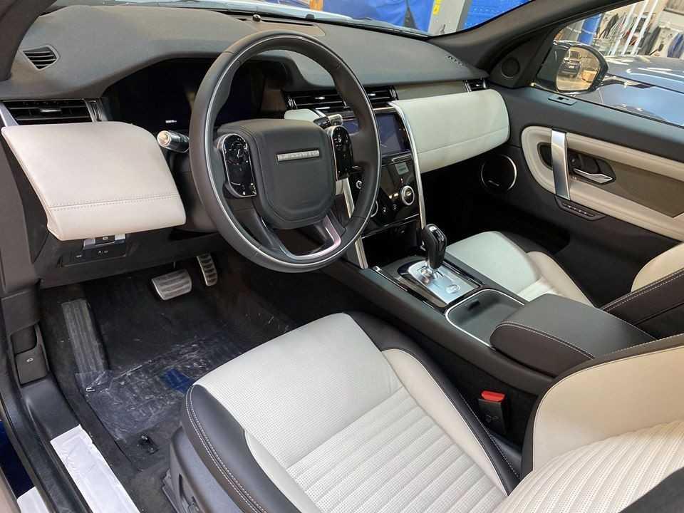Khoang lái của Land Rover Discovery 2020 